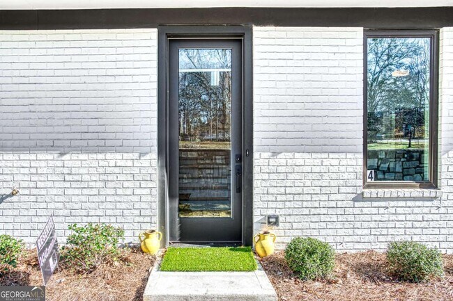 Building Photo - 2424 Memorial Dr SE