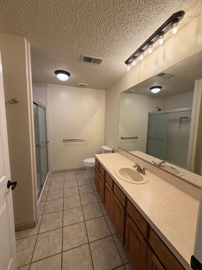 Building Photo - Hard to find 3 Bdrm, 2 Bath home in Harbor isles on the canal 2 miles to Sky Lakes Medical Ctr an...