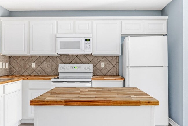 Primary Photo - Carriage Place Square