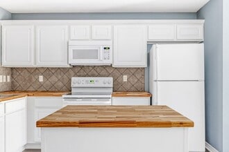 Building Photo - Carriage Place Square