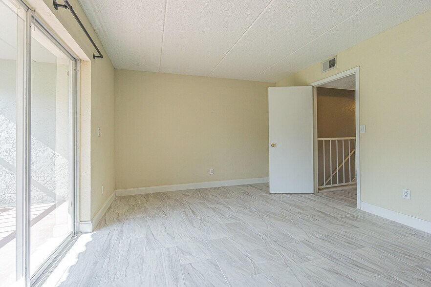 Building Photo - 2818 Somerset Park Dr