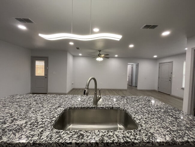 Building Photo - Spacious Home on a quiet cul-de-sac street