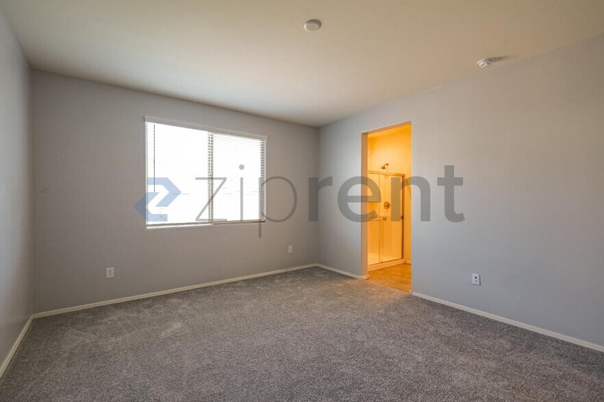Building Photo - Unit
