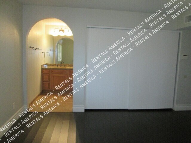 Building Photo - 5144 E Carolina Dr
