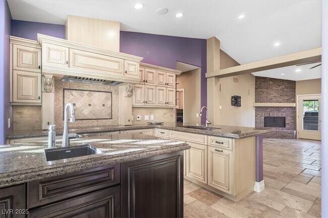 Building Photo - 8570 Country Home Cir