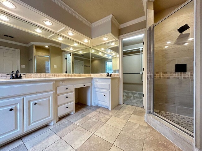 Building Photo - House Located Behind Market Street On Cul-De-Sac!