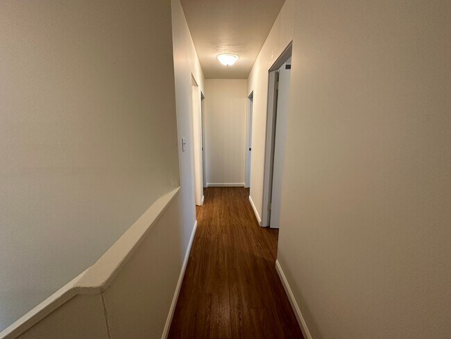 Building Photo - South Tabor 3 Bedroom 1.5 Bath Duplex Unit...