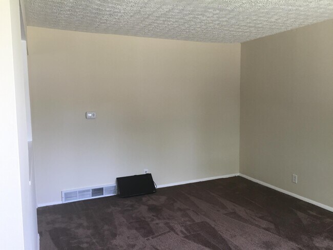 Building Photo - 4976 Labelle Dr