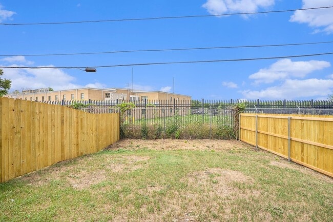 Building Photo - 2200 Brookes St