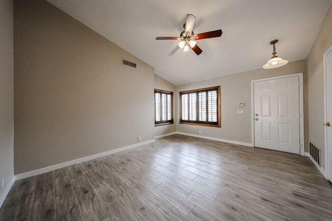 Building Photo - Welcome to this Charming 3 BEDROOM , 2 BAT...