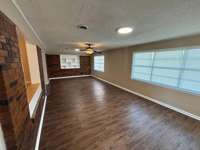 Building Photo - 6810 Sycamore Hill Dr