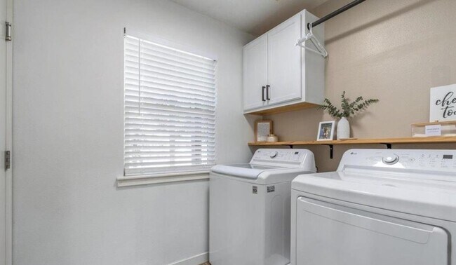 Building Photo - 4 Bedrooms • Single Level • Prime Meridian Location