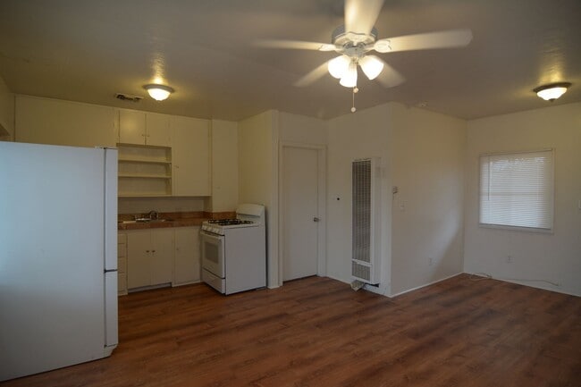 Building Photo - Charming 1 Bedroom 1 Bath! Central Tucson Location! Minutes from the UofA!