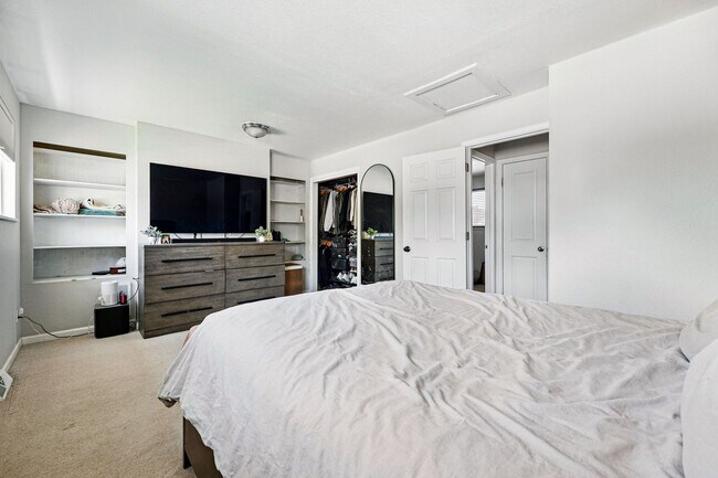 Building Photo - Updated 4-Bedroom Home with Large Backyard...