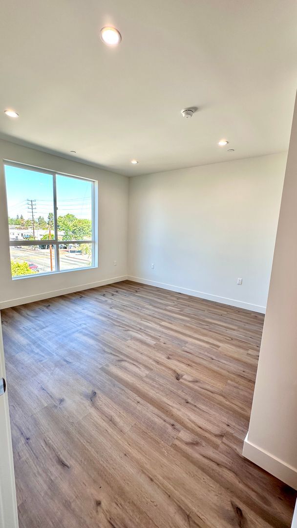Building Photo - Top Floor 2-Bedroom with Quartz Counters &...