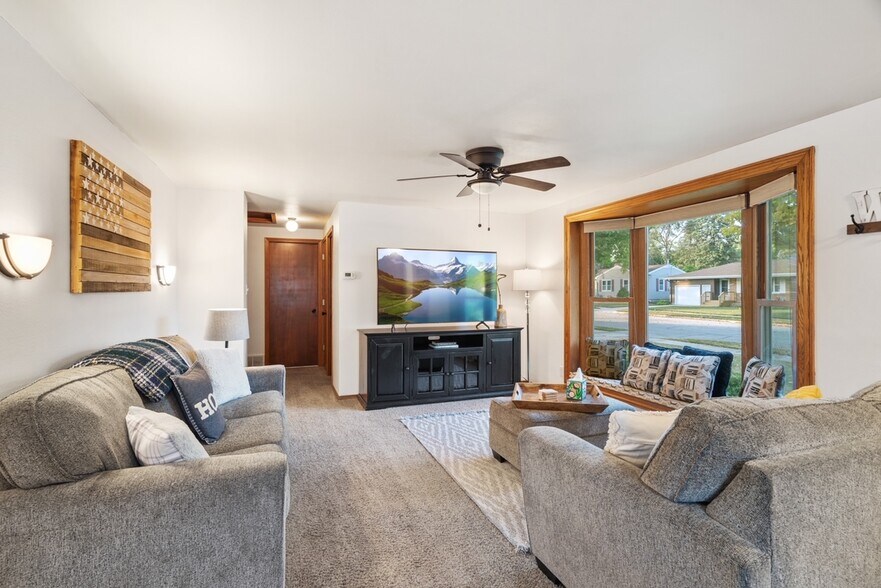 Building Photo - 1253 Roscoe St