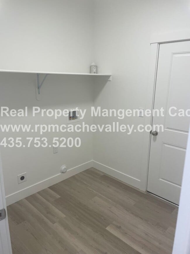 Building Photo - 472 W 40 S