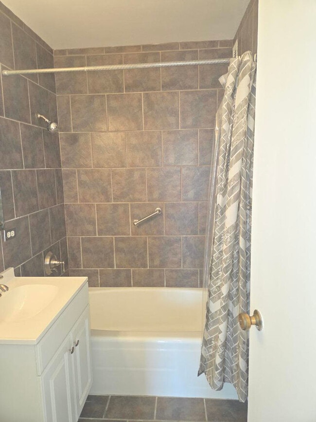 Building Photo - 5757 N Sheridan Rd