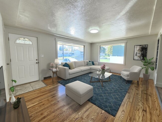 Building Photo - $1,900 - 4 Bed / 1 Bath Home with Fully Fe...