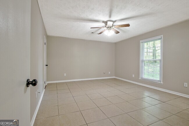 Building Photo - 11 Logwood Ln