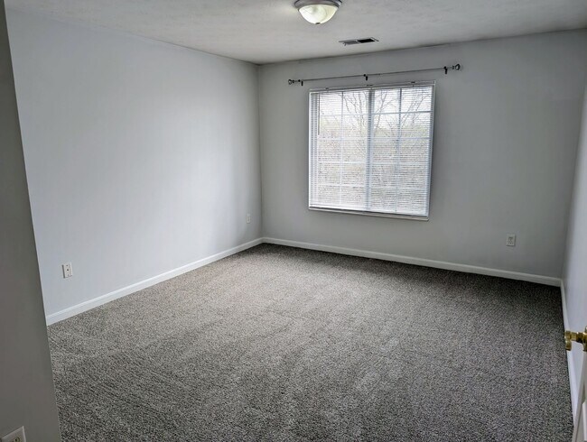 Building Photo - AVAILABLE NOW- Convenient 2 Bed/2 Full Bath Condo in Beavercreek!