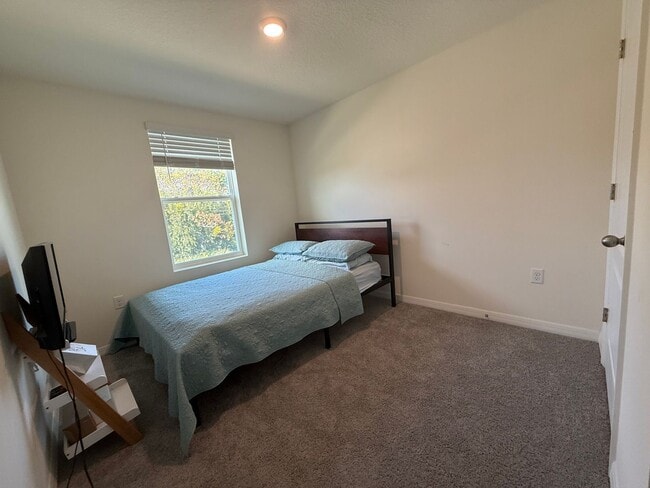 Building Photo - Beautiful 3 Bedroom 2.5-bathroom townhome