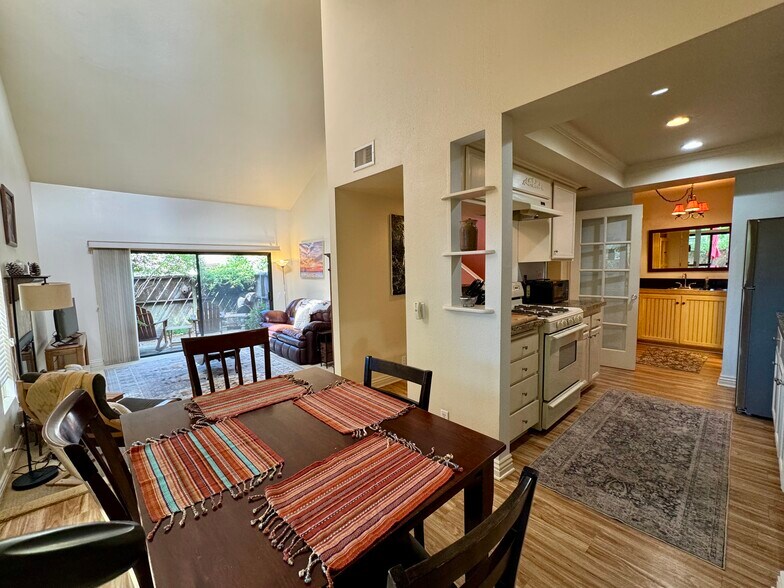 Building Photo - 212 N Carrillo Rd