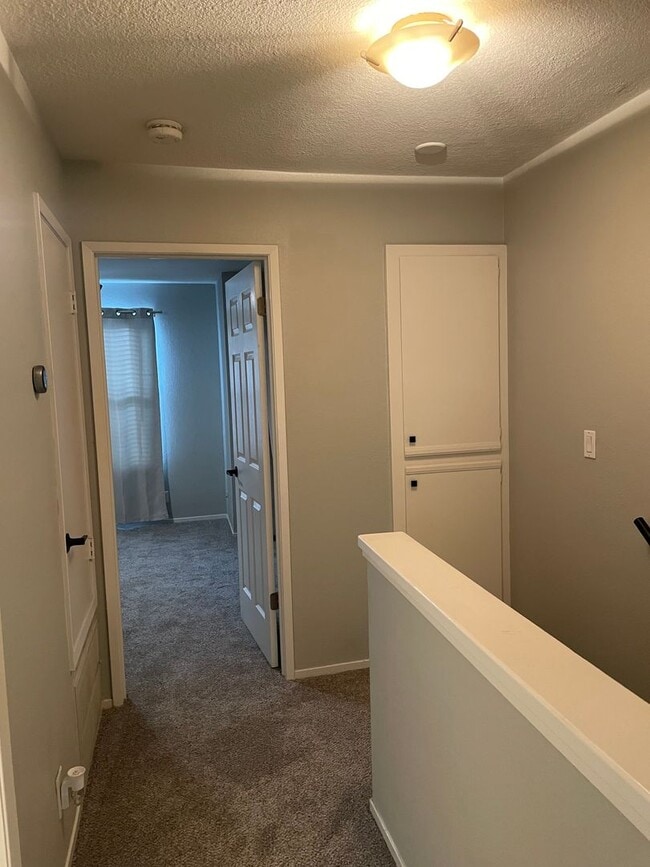 Building Photo - Two Bedroom 1.5 Bath Townhome unit in Standford Park HOA