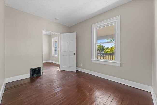 Building Photo - ? Cozy 3-Bedroom Home with Modern Updates & Spacious Yard + bonus office in Akron ?