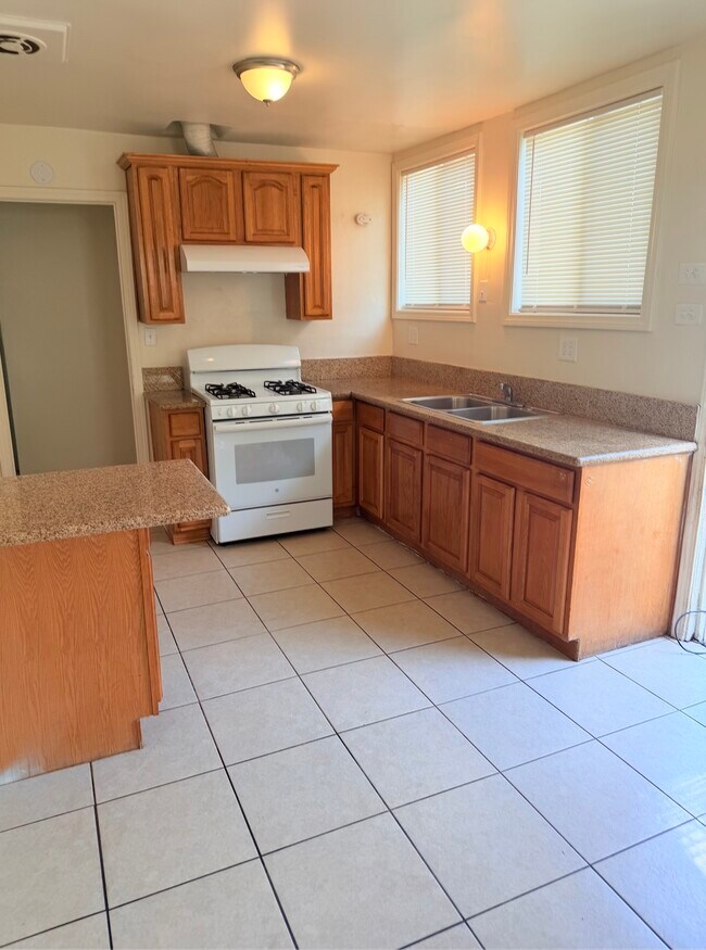 Building Photo - 818 E Rte 66