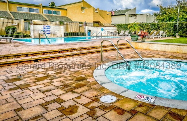 Building Photo - 3 bedroom Townhome with downstairs primary...
