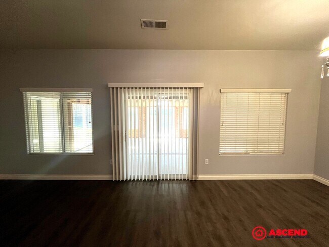 Building Photo - Beautiful 4 Bedroom Home in the Southwest!