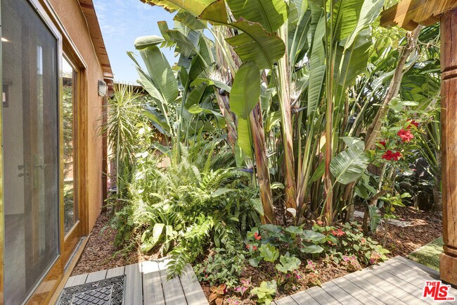 Building Photo - 1138 1\2 N Poinsettia Pl