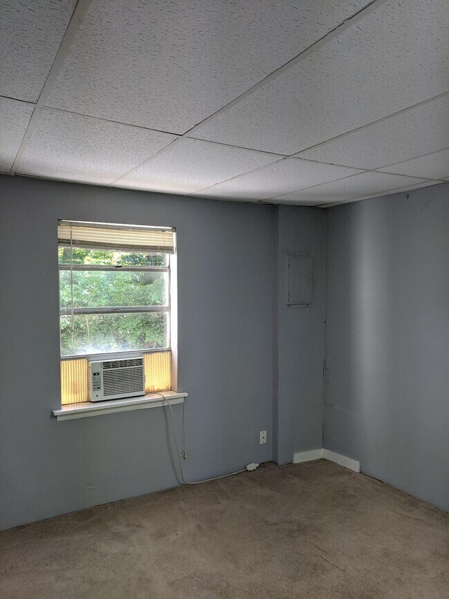 Building Photo - 1425 N Willow Ave