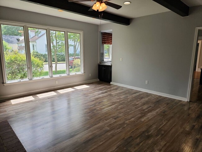 Building Photo - Incredible 5 Bedroom Home with Detached Garage in West Point!