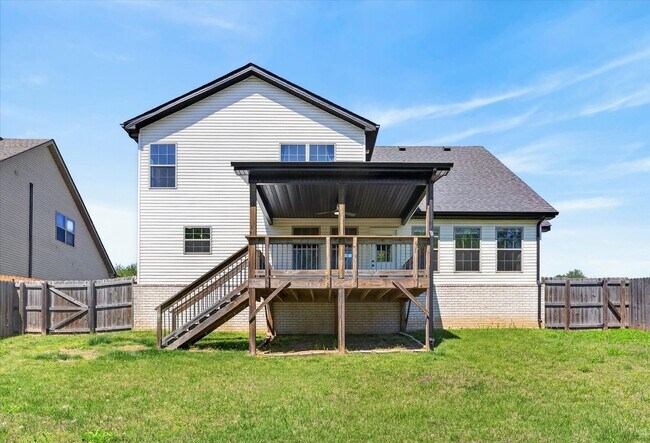 Building Photo - Pet Friendly Three Bedroom!