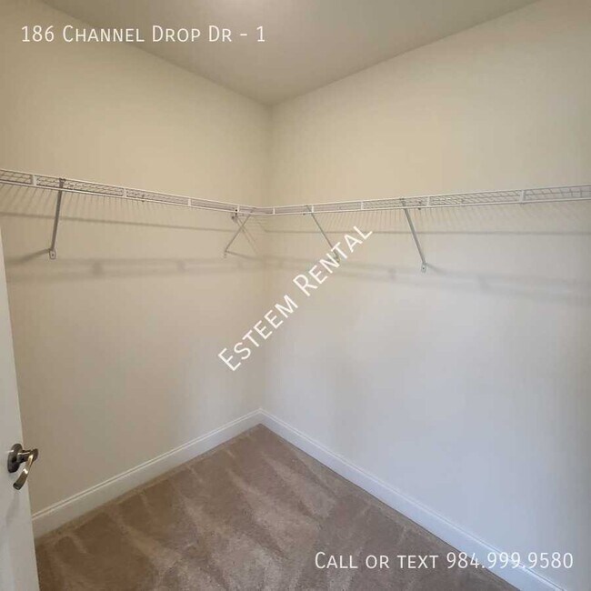 Building Photo - 186 Channel Drop Dr