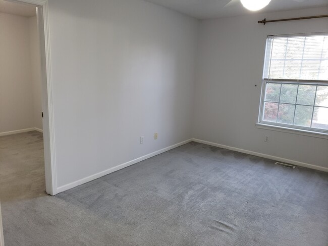 Building Photo - 3910 Old Elm Dr SE