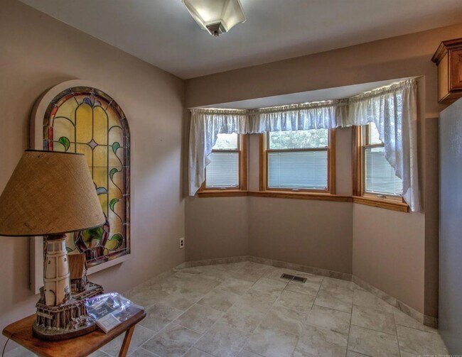 Building Photo - 3 bed 2 Bath, 2 car garage!