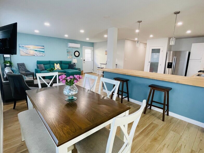 Dining - 1421 Dubuque St