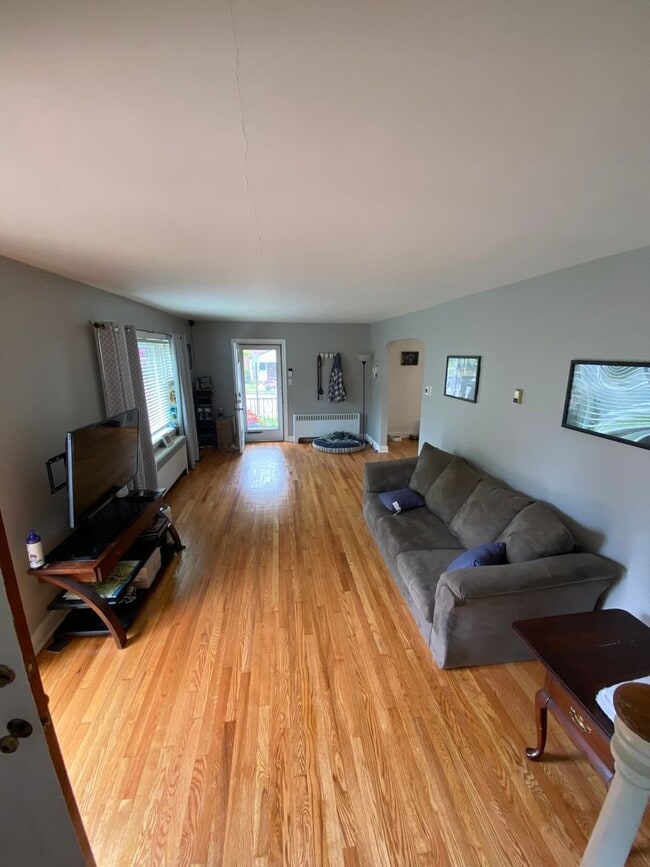 Building Photo - Beautiful 3 Bedroom House with Large Fence...