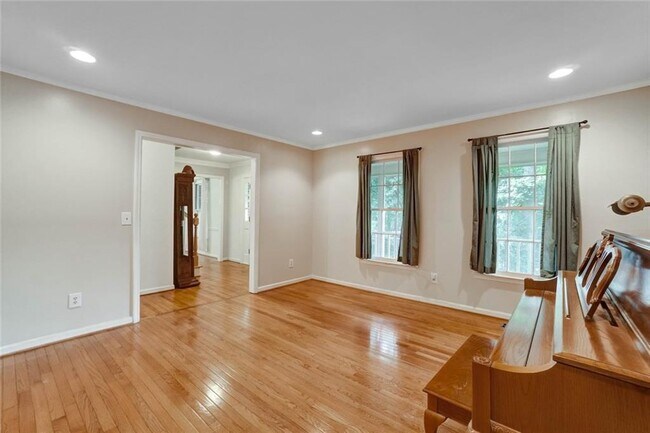Building Photo - 295 Oakmere Rd