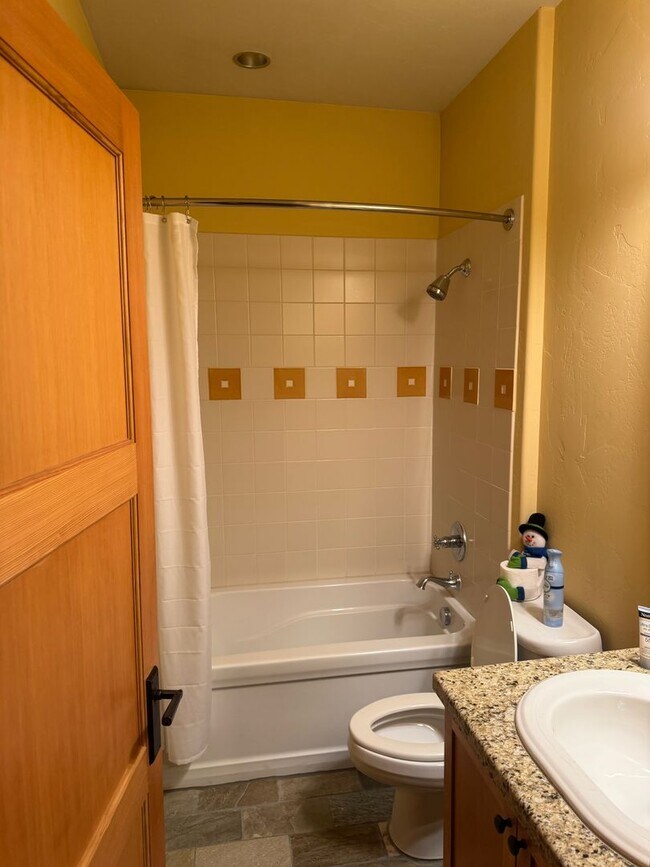 Building Photo - Luxury Fully Furnished 4BD/4BA Mountain Retreat with Hot Tub & Garage – Woodwinds #34, Mammoth Lakes