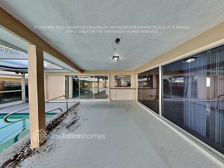 Building Photo - 3800 Pin Oaks St