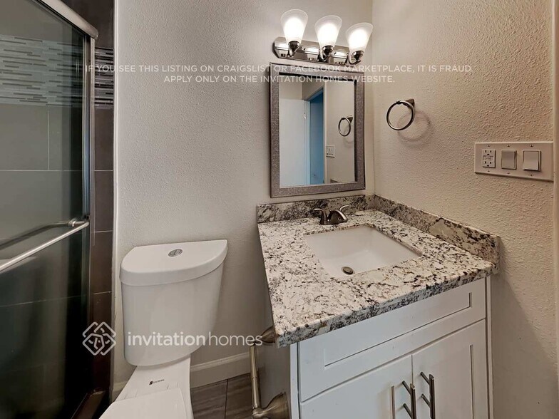 Building Photo - 1524 E Alameda Dr