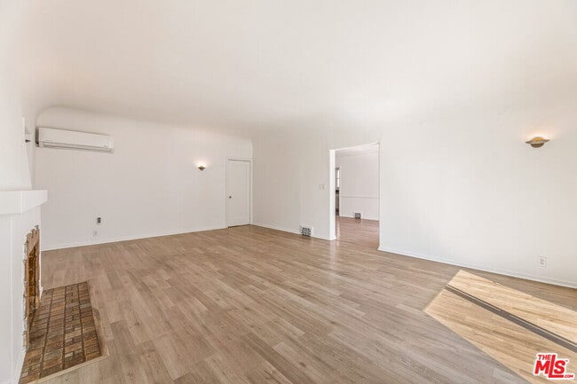 Building Photo - 423 N Orange Dr