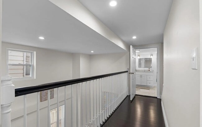 Building Photo - Beautiful 2 Bedroom Home on Verbeke St
