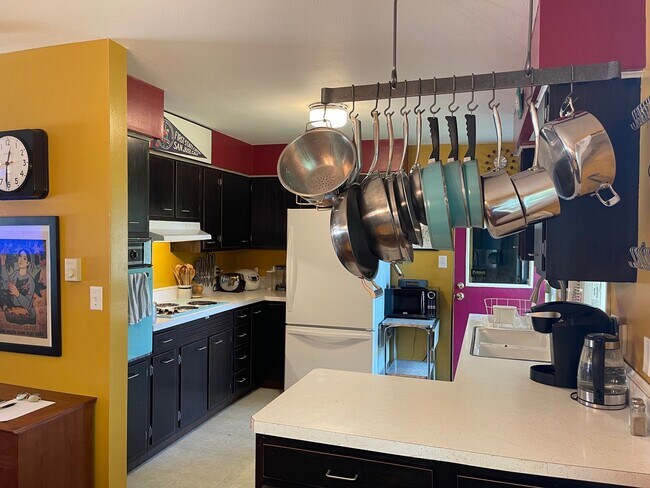 Building Photo - 3 Bedroom Home, Fully Furnished & Utilities Included!