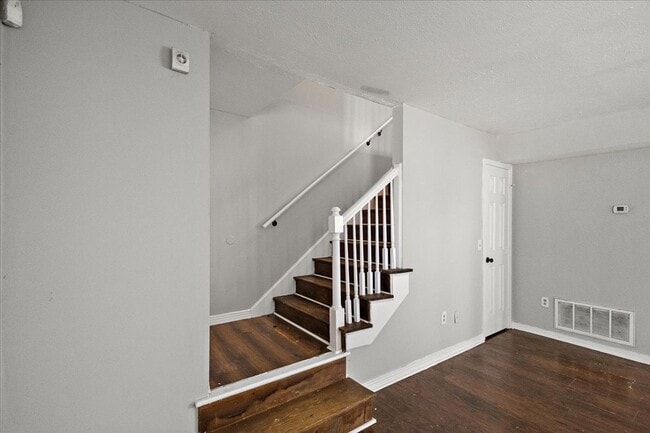 Building Photo - Adorable 3 bed 2 bath Townhome