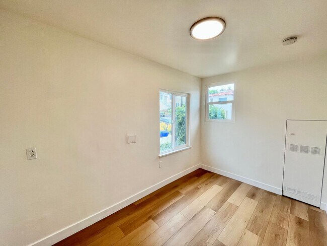 Building Photo - Upstairs 2 Bedroom Apartment with Arched D...